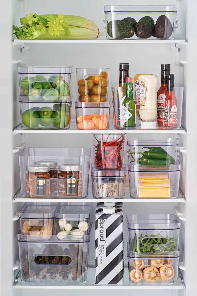 Innsiden av kjøleskap fylt med matvarer i gjennomsiktige oppbevaringsbokser