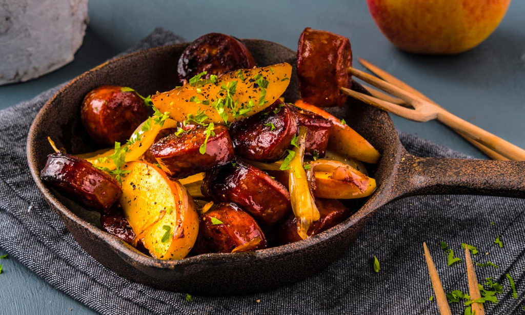 Stekt chorizopølse og poteter i en treskål dandert med krydder