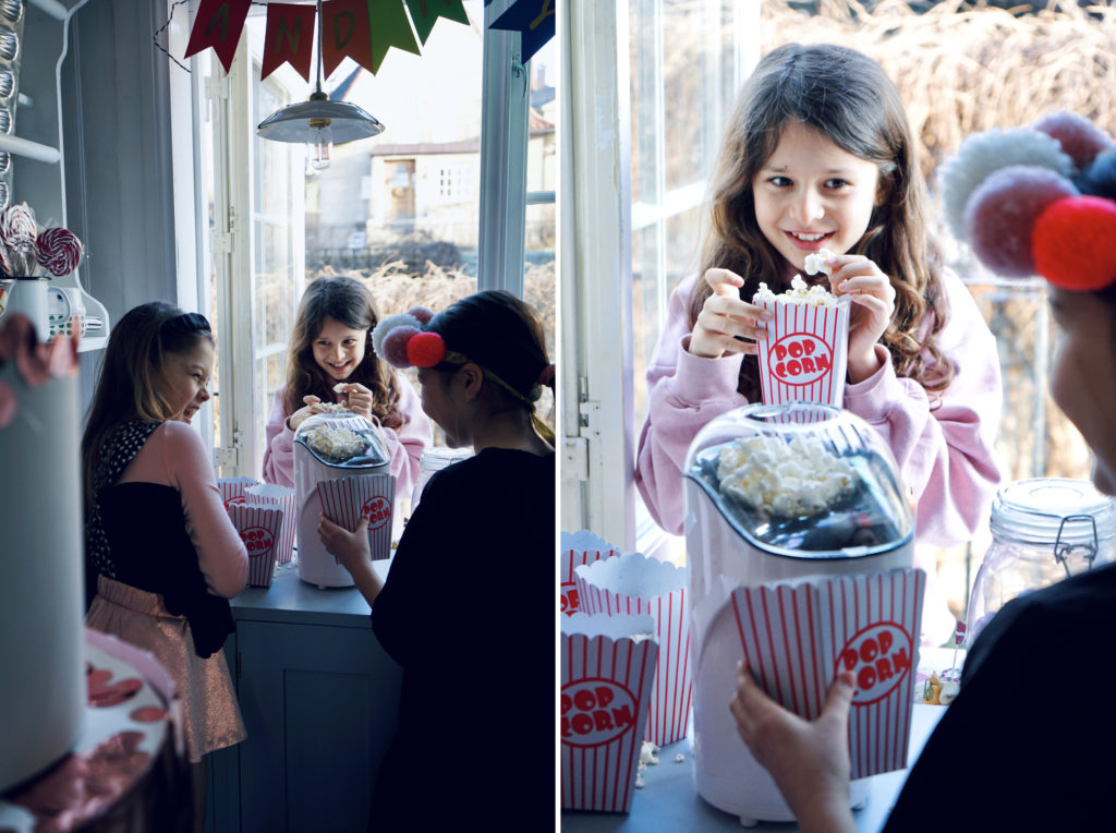 To sammensatte bilder av barn som leker kiosk hvor de spiser popcorn og smiler